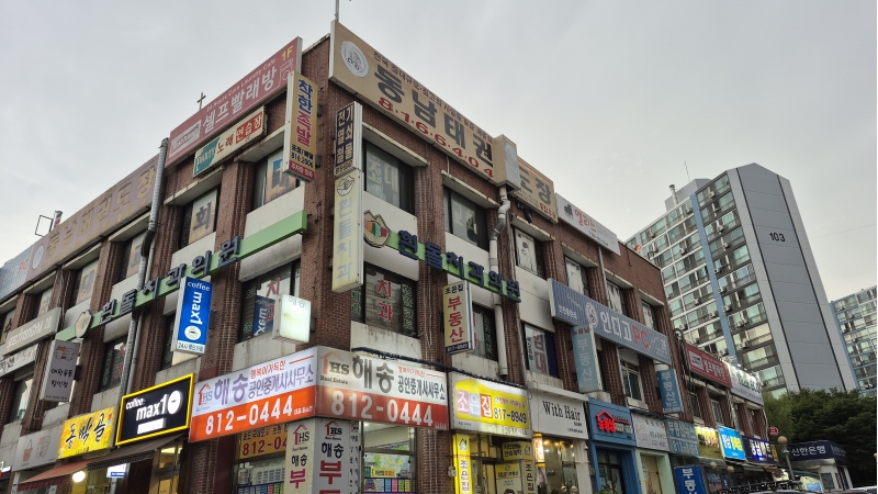 연수구는 지난 5월부터 11월까지 간판이 아름다운 거리 조성사업의 하나로 동남아파트 상가 외 2개소 간판개선사업을 추진했다